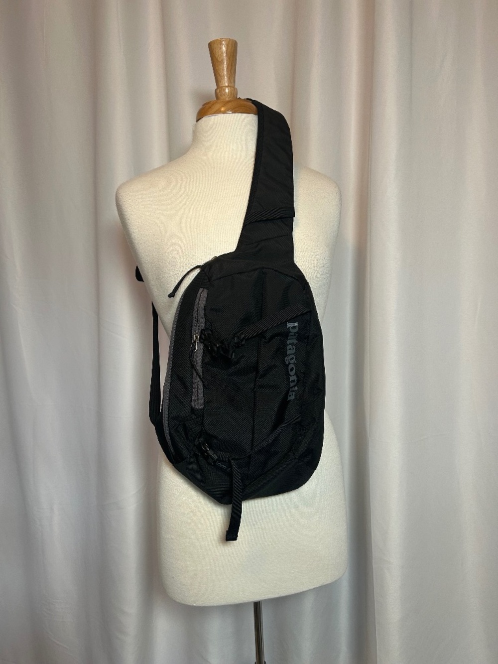 PATAGONIA BLACK ATOM 8L CROSSBODY BAG